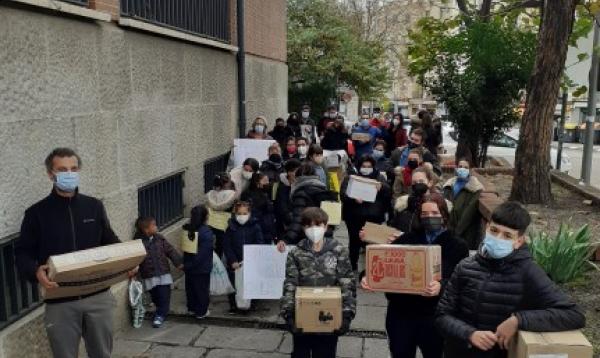 EL ALUMNADO DEL COLEGIO LA PURÍSIMA COMPARTE ALIMENTOS Y CONTAGIA EL BARRIO DE SOLIDARIDAD