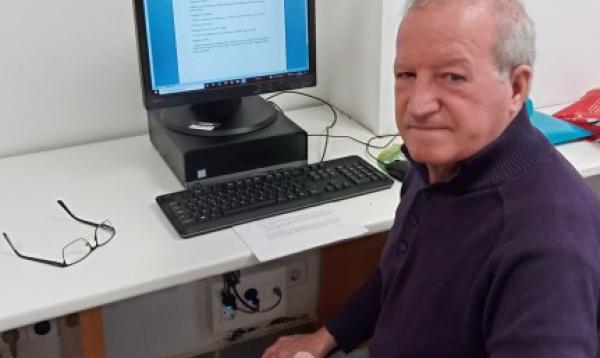 ISIDORO, DE 70 AÑOS, VIENE AL TALLER DE INFORMÁTICA PARA “ESTAR AL DÍA”