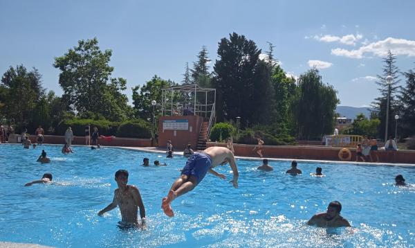 hogar-santa-rita-personas-sin-hogar-caritas-villalba-piscina