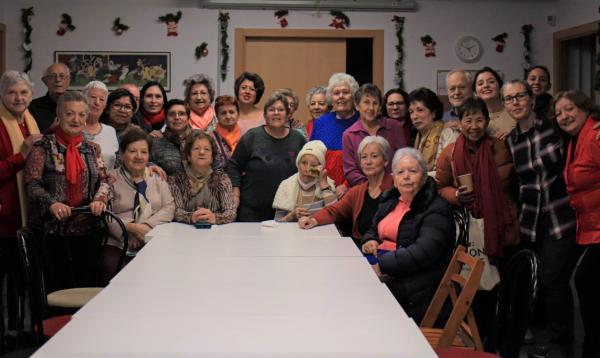 mayores-usera-acompañados-caritas-navidad