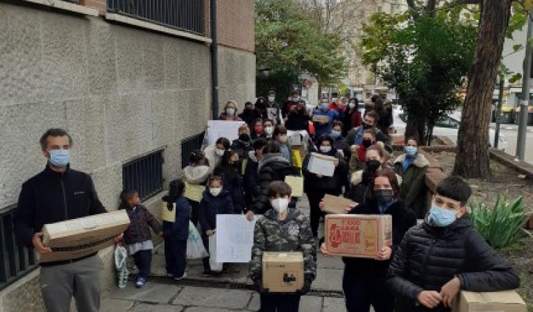 EL ALUMNADO DEL COLEGIO LA PURÍSIMA COMPARTE ALIMENTOS Y CONTAGIA EL BARRIO DE SOLIDARIDAD