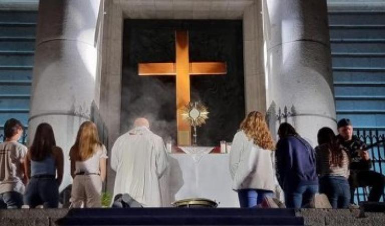 LA FELICIDAD TIENE NOMBRE Y ROSTRO: JESUCRISTO