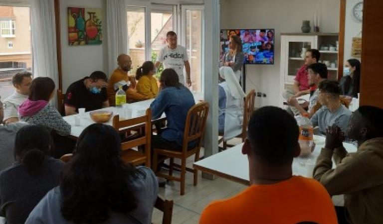 LOS JÓVENES VISITAN LA CASA DE ACOGIDA EN TORNO A LA CRUZ DE LA JMJ