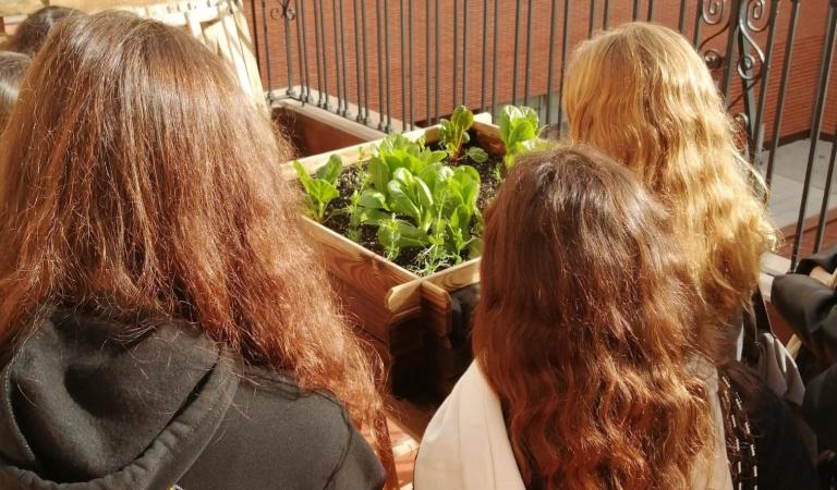 colegio-pureza-maria-visita-obras-exclusion-caritas-madrid