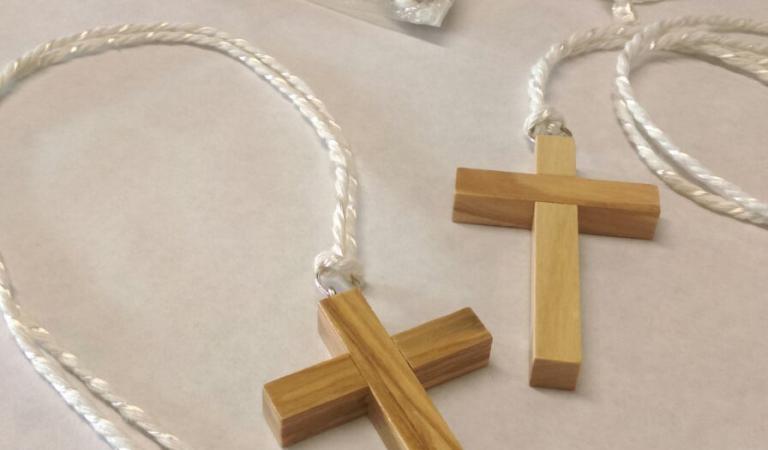 Cruces de madera para la Primera Comunión