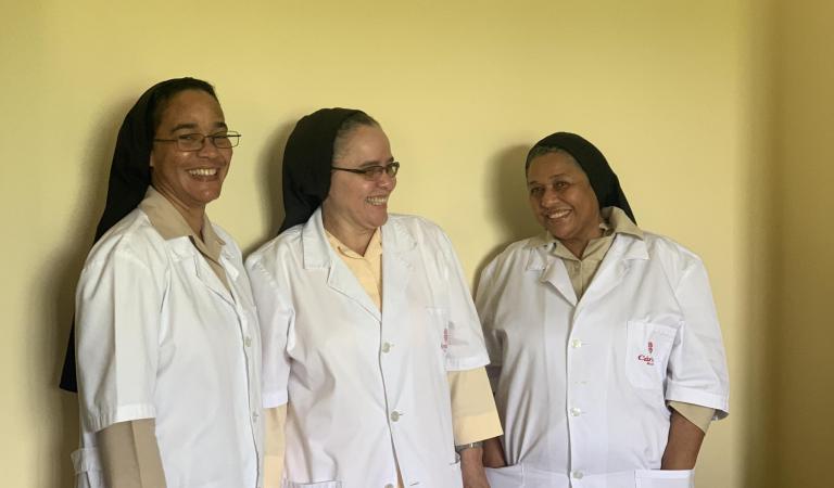 Las Hermanas Yvetty, Altagracia y Aridia, de izquierda a derecha