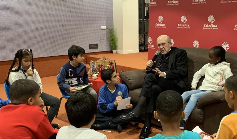 entrevista-cardenal-carlos-osoro-niños-caritas-madrid