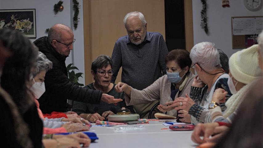 mayores-usera-acompañados-caritas-navidad_1