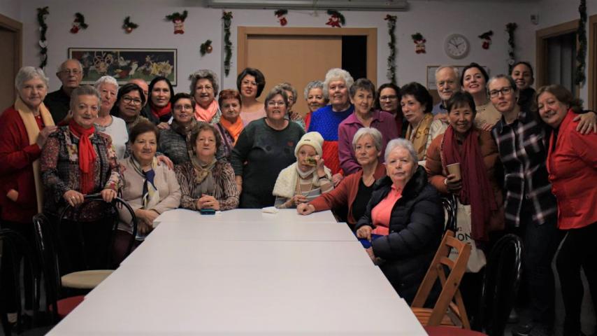 mayores-usera-acompañados-caritas-navidad_2